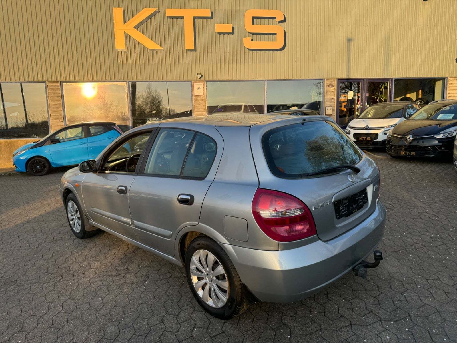 undefined Nissan Almera fra 2005 set udefra
