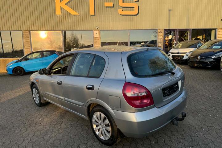 undefined Nissan Almera fra 2005 set udefra