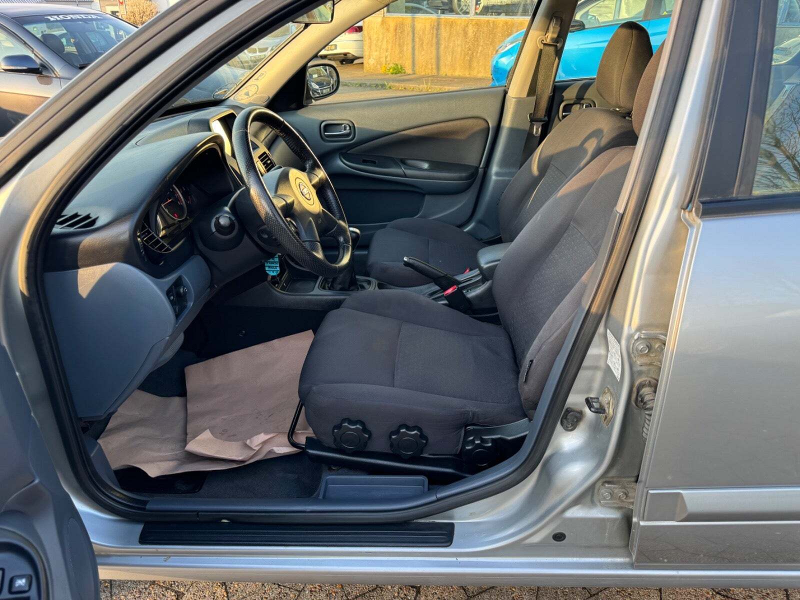 undefined Nissan Almera fra 2005 set indefra