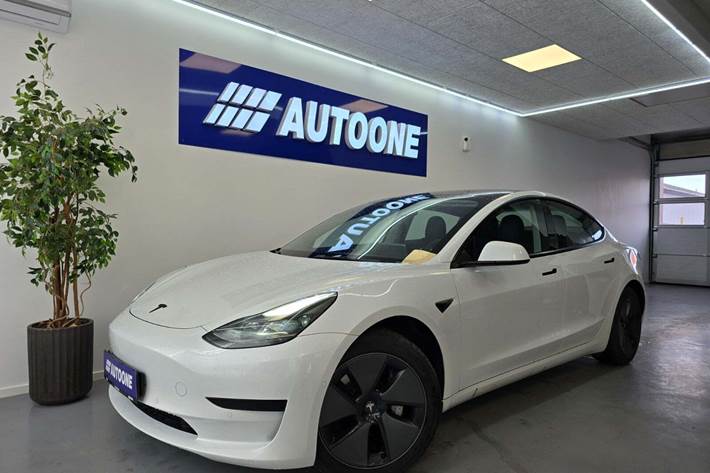 Hvid Tesla Model 3 fra 2021