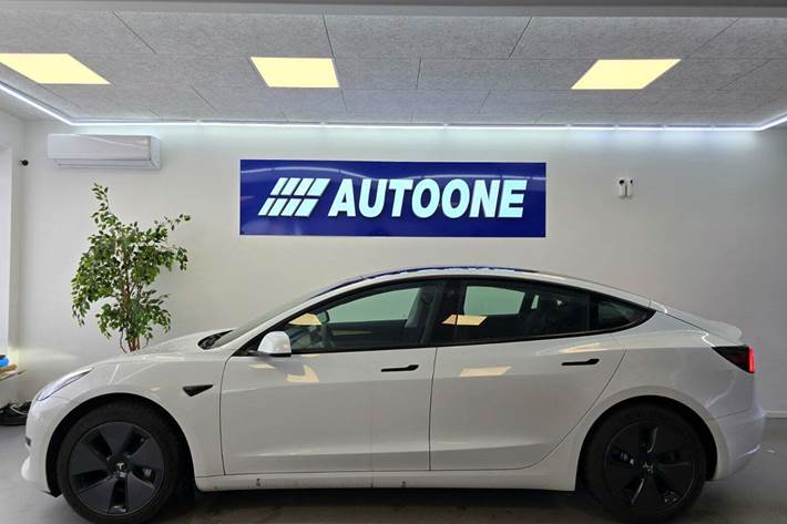 Hvid Tesla Model 3 fra 2021