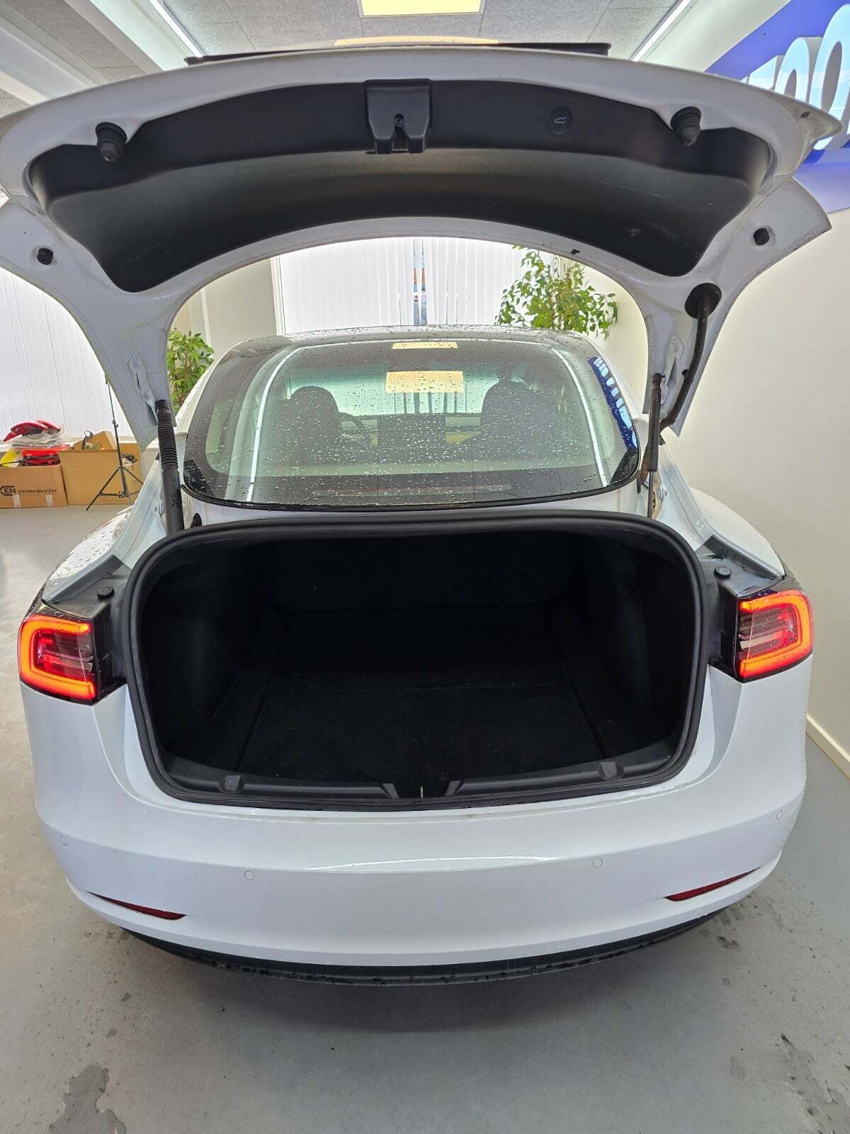Hvid Tesla Model 3 fra 2021