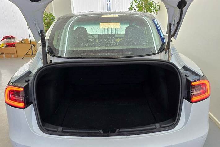 Hvid Tesla Model 3 fra 2021