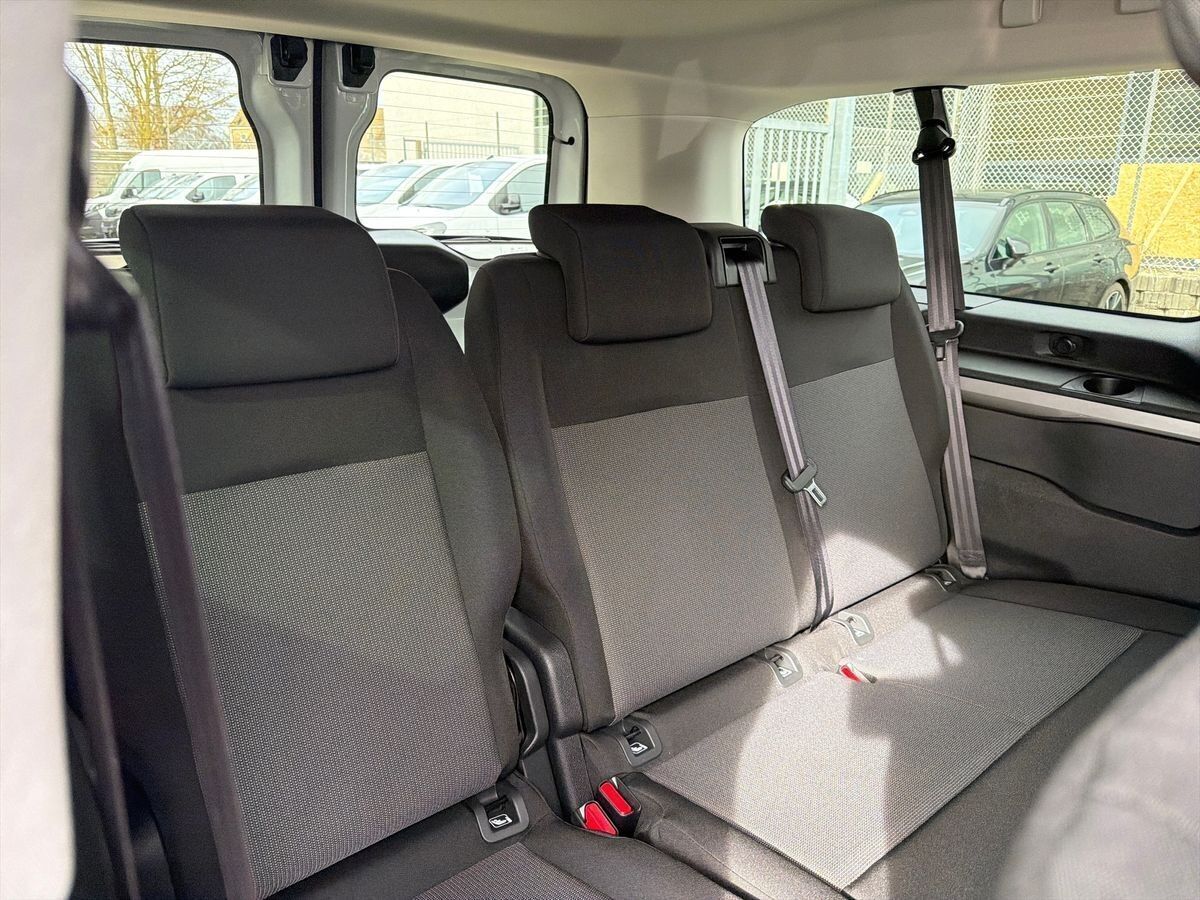 Hvid Toyota Proace Verso fra 2024