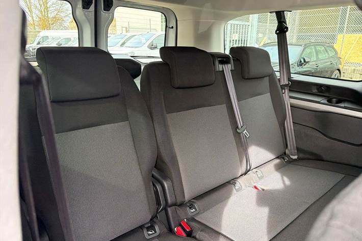 Hvid Toyota Proace Verso fra 2024