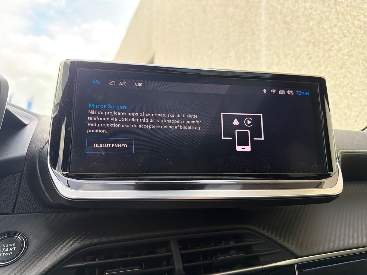 Gul Peugeot e-208 fra 2024