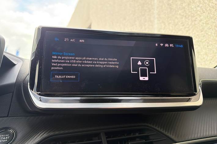 Gul Peugeot e-208 fra 2024