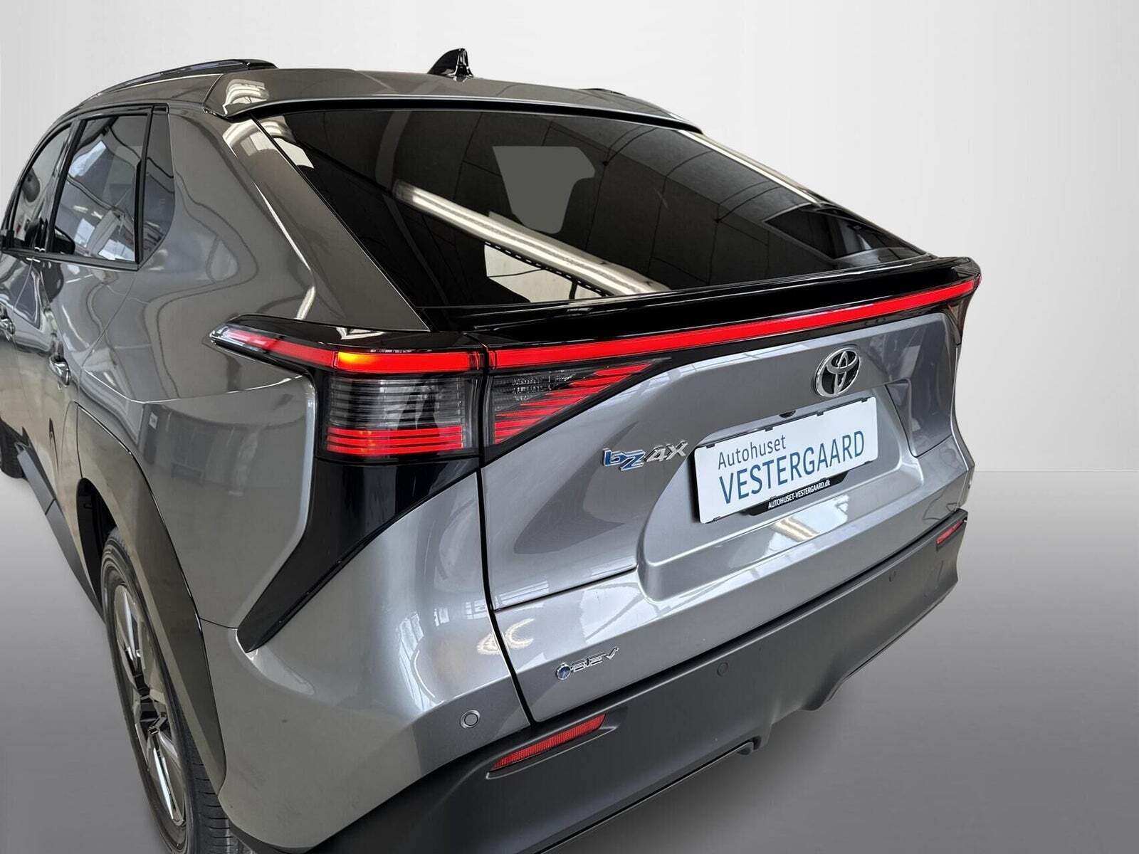 Grå Toyota BZ4X fra 2026