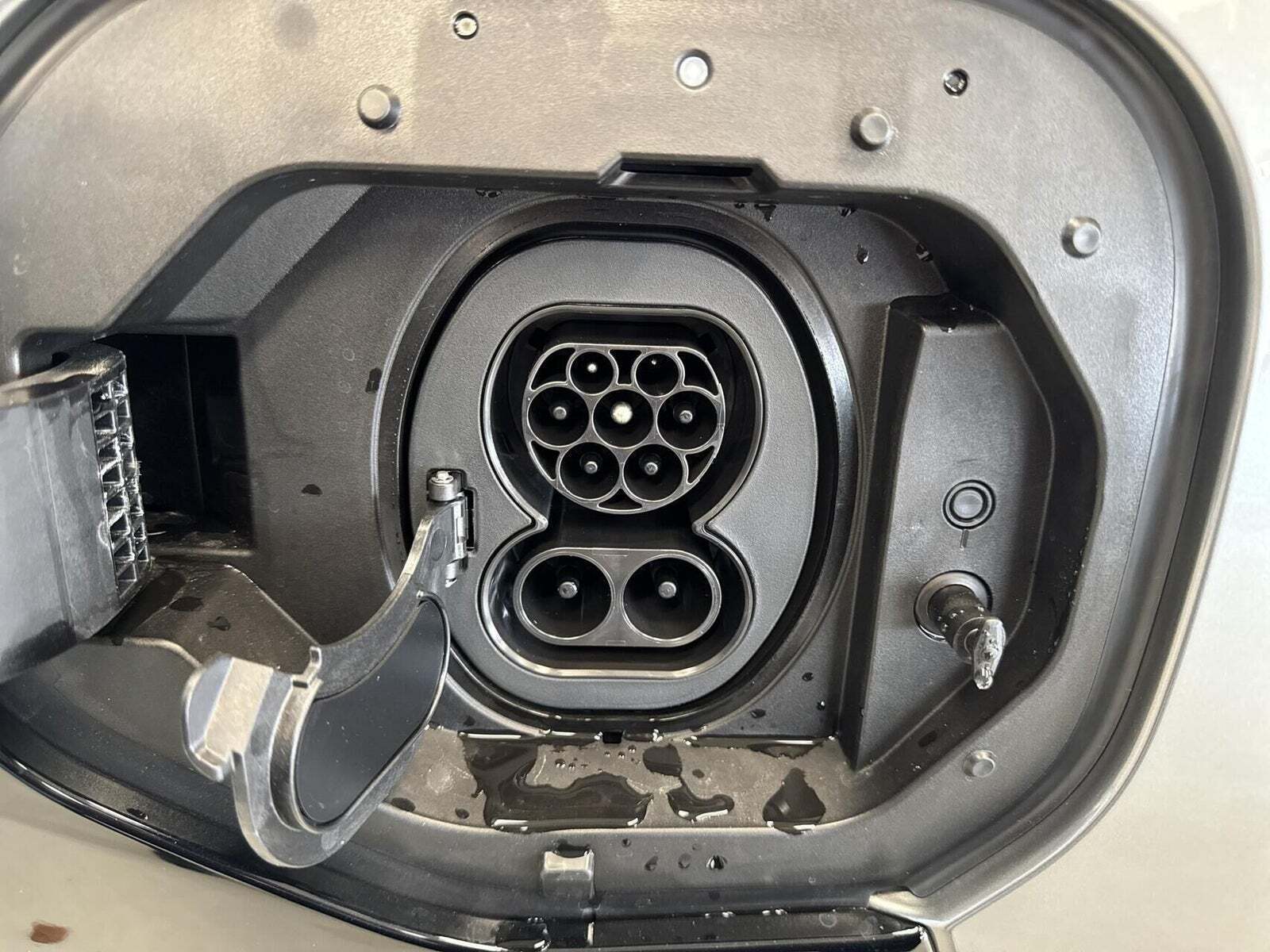 Grå Toyota BZ4X fra 2026