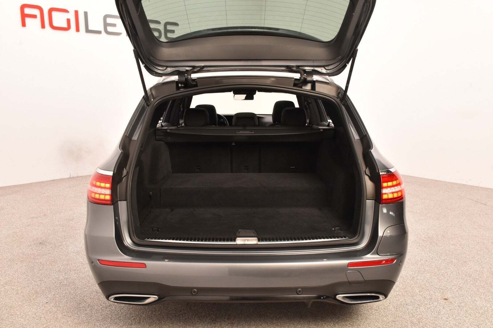 Grå Mercedes E300 de fra 2020