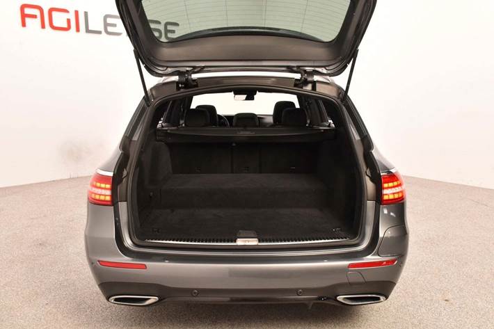 Grå Mercedes E300 de fra 2020