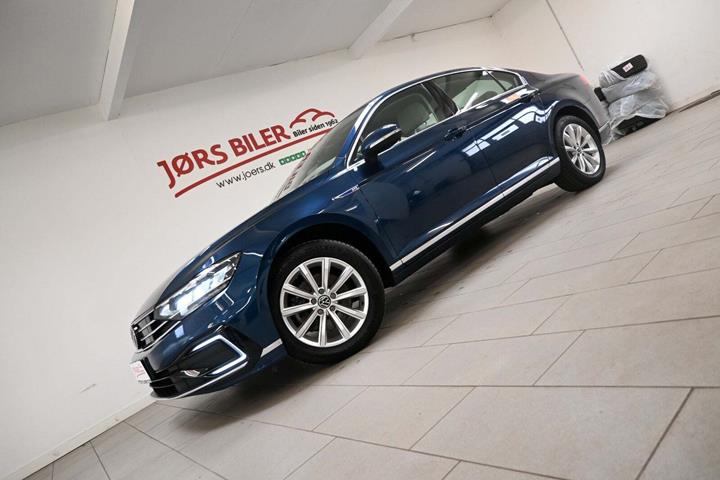 Blå VW Passat fra 2021