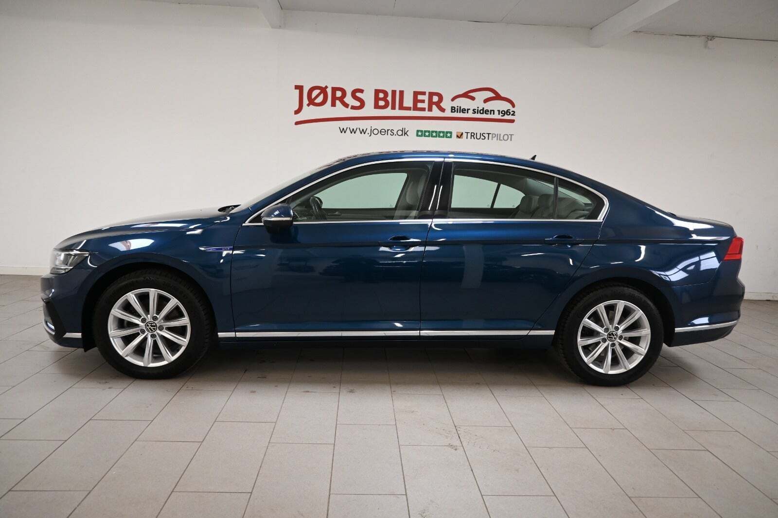 Blå VW Passat fra 2021