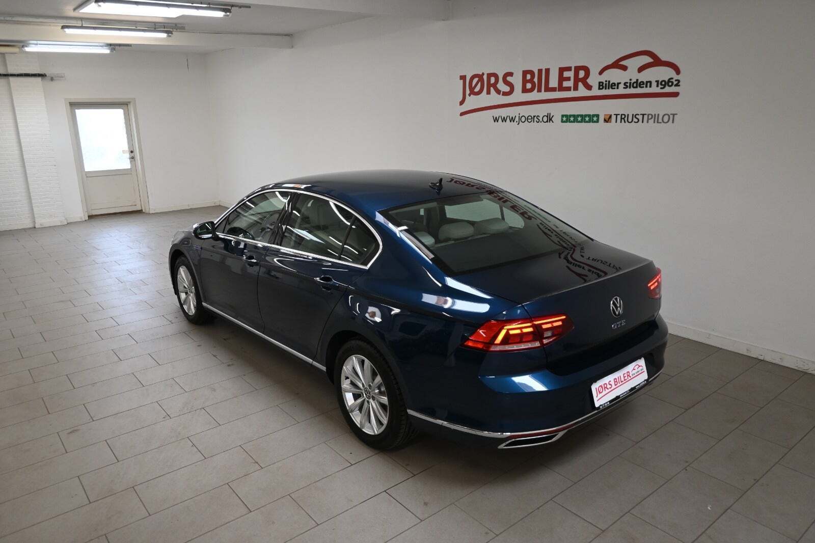 Blå VW Passat fra 2021