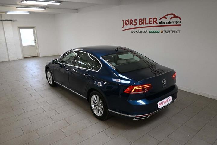 Blå VW Passat fra 2021