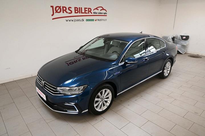 Blå VW Passat fra 2021