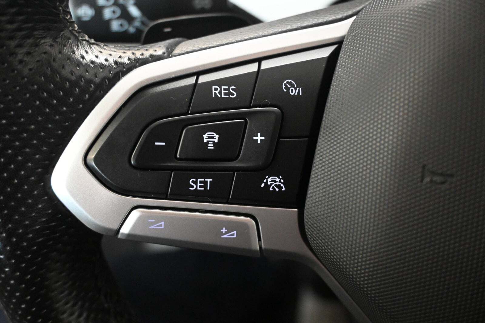 Blå VW Passat fra 2021