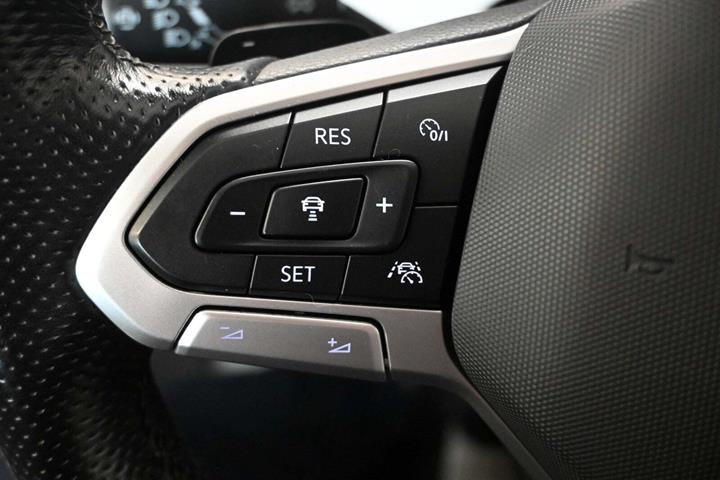 Blå VW Passat fra 2021