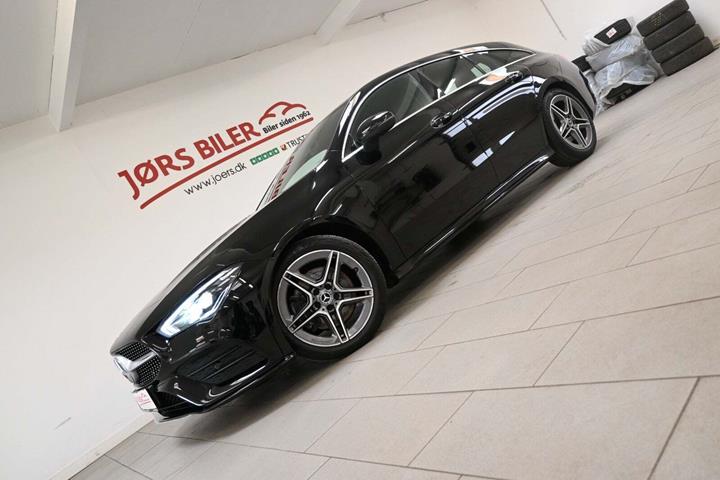 Sort Mercedes CLA200 fra 2021 set udefra