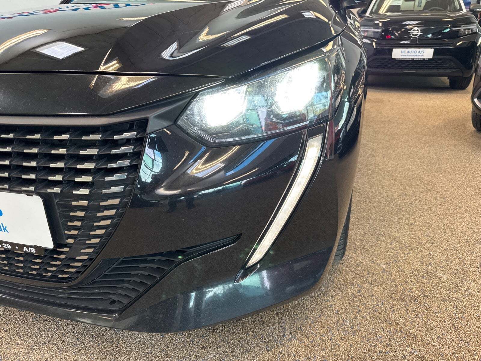 Sort Peugeot 208 fra 2023