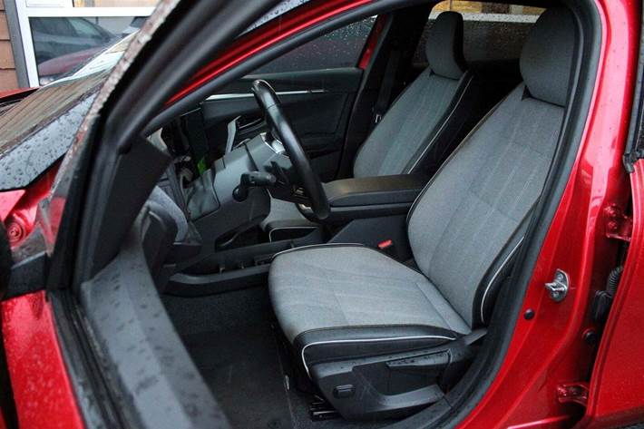 Rød Renault Megane E-Tech fra 2022