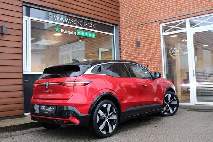 Rød Renault Megane E-Tech fra 2022