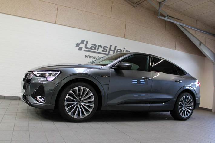 Grå Audi e-tron fra 2021