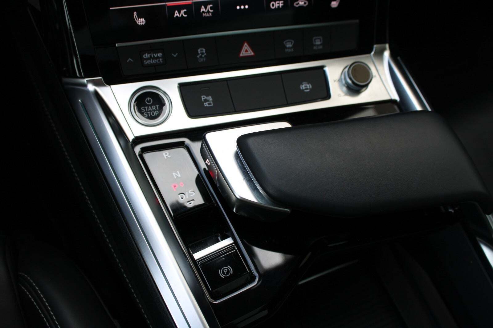 Grå Audi e-tron fra 2021