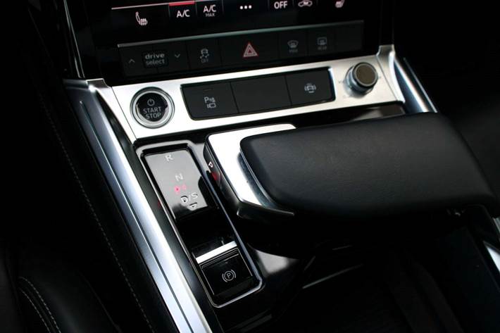 Grå Audi e-tron fra 2021