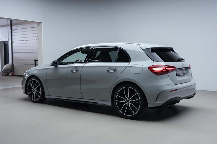 Grå Mercedes A200 d fra 2025