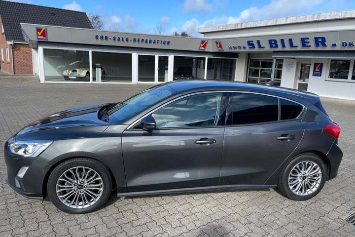Grå Ford Focus fra 2019