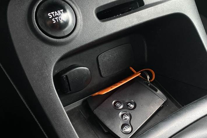 Grå Renault Captur fra 2016