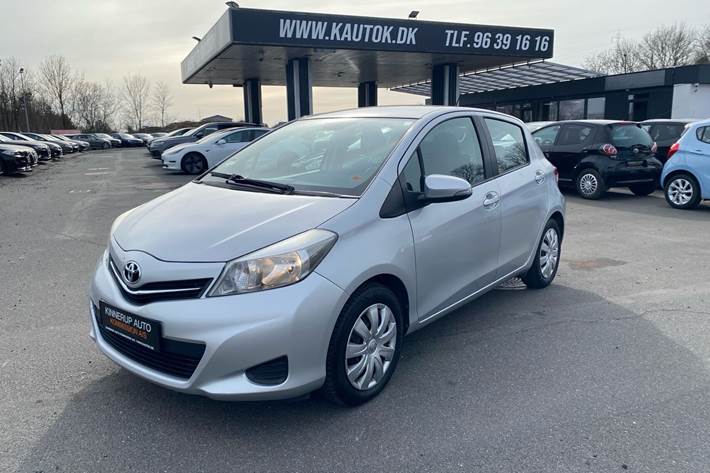 Sølv Toyota Yaris fra 2013