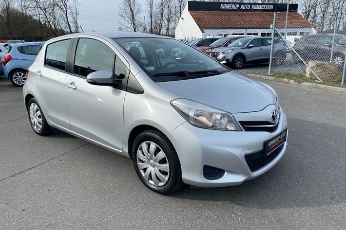 Sølv Toyota Yaris fra 2013