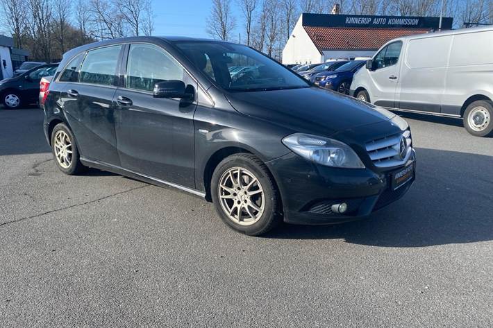 Sort Mercedes B200 fra 2012