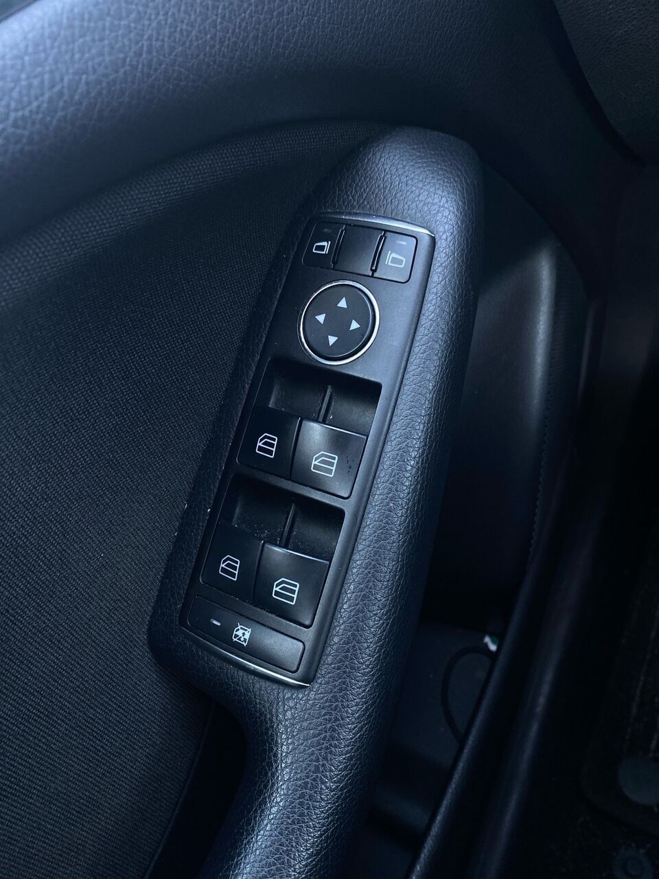 Sort Mercedes B200 fra 2012