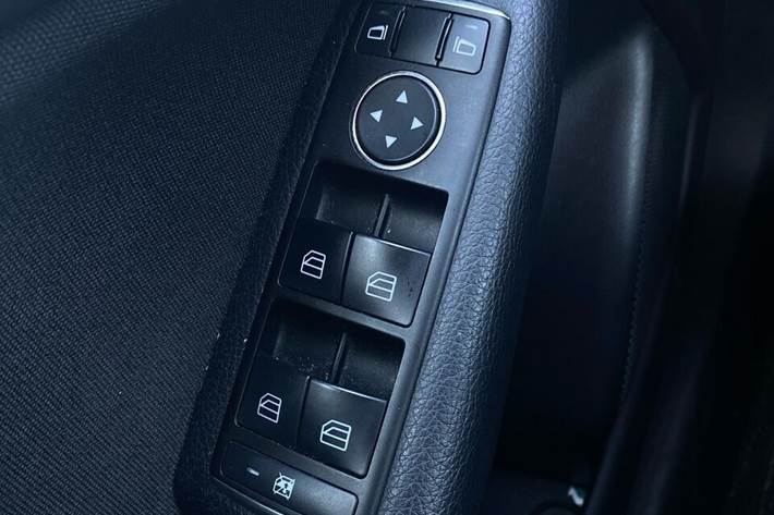 Sort Mercedes B200 fra 2012