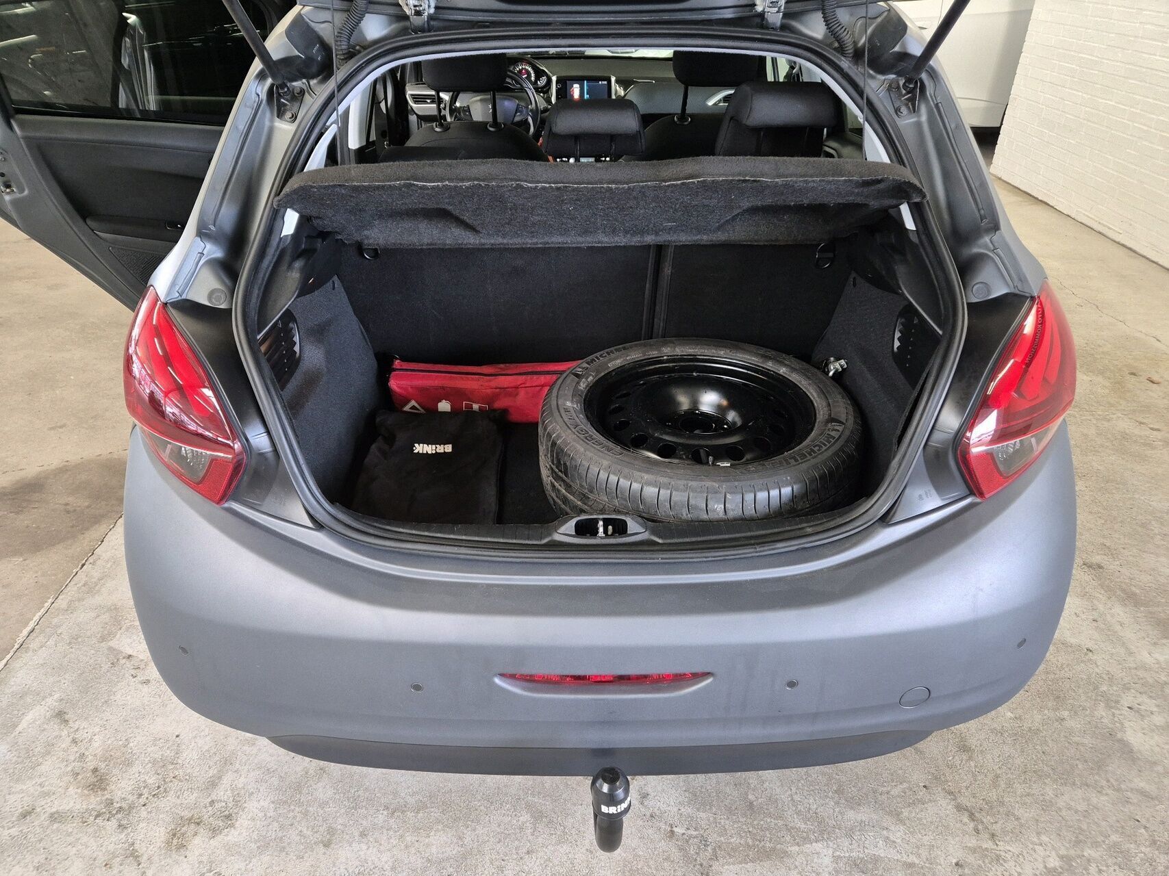 Grå Peugeot 208 fra 2018