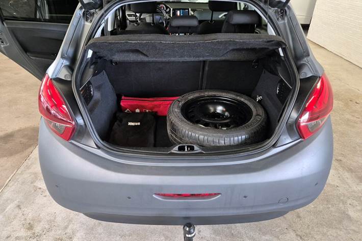 Grå Peugeot 208 fra 2018