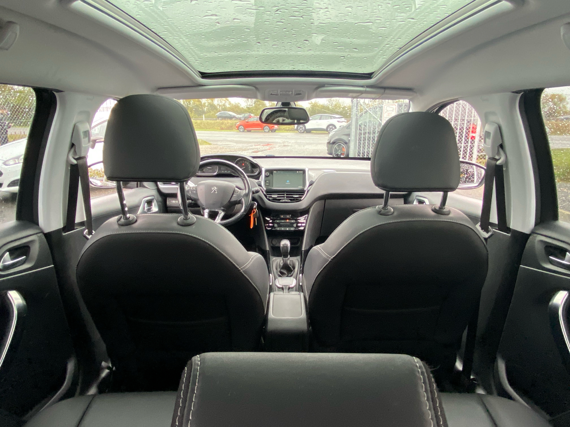 Grå Peugeot 2008 fra 2018