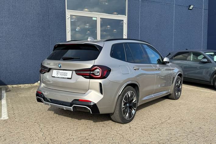 Grå BMW iX3 fra 2023