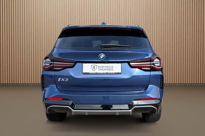Blå BMW iX3 fra 2023