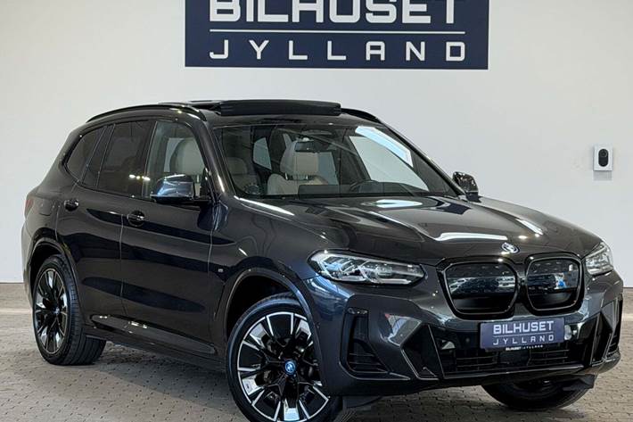 Grå BMW iX3 fra 2023 set udefra