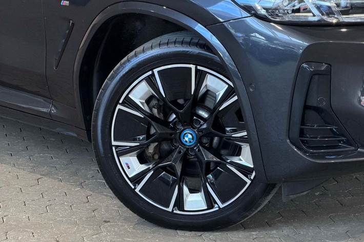 Grå BMW iX3 fra 2023