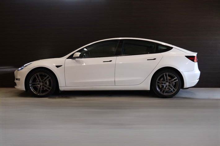 Hvid Tesla Model 3 fra 2022