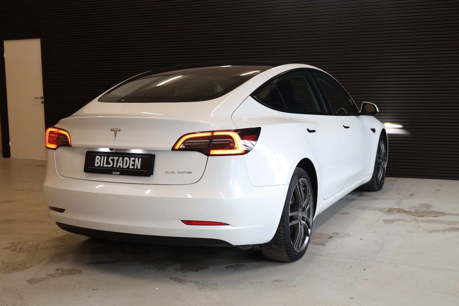 Hvid Tesla Model 3 fra 2022