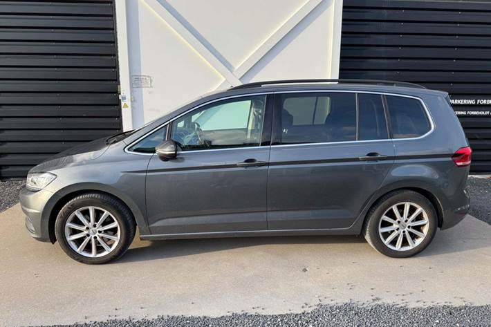 Grå VW Touran fra 2020