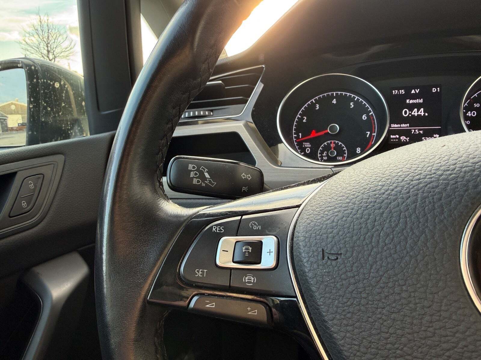 Grå VW Touran fra 2020