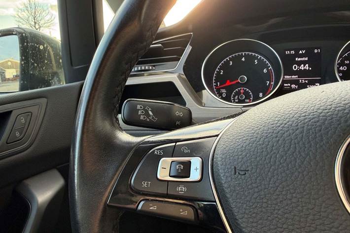 Grå VW Touran fra 2020