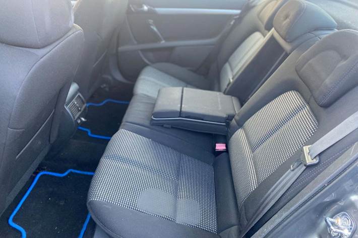 Beige Peugeot 407 fra 2009